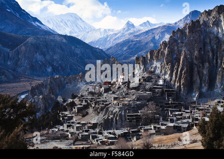 Himalaya-Gebirge in Nepal, Blick auf das kleine Dorf Braga auf Annapurna Runde Stockfoto