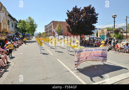 Falun Dafa Lehrer erweiterte in Penticton Peach Festival Grand Parade am 8. August 2015 "Falun Dafa ist gut." Stockfoto