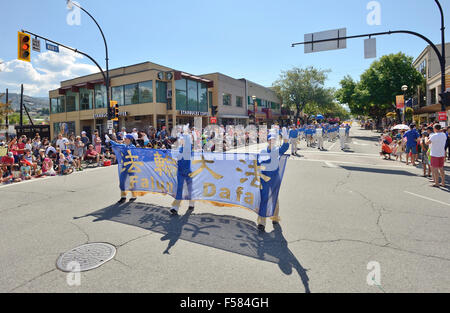 Tian Guo Marching Band erweiterte in Penticton Peach Festival Grand Parade am 8. August 2015 "Falun Dafa ist gut." Stockfoto