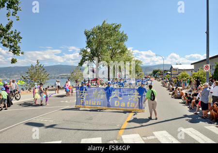 Tian Guo Marching Band erweiterte in Penticton Peach Festival Grand Parade am 8. August 2015 "Falun Dafa ist gut." Stockfoto