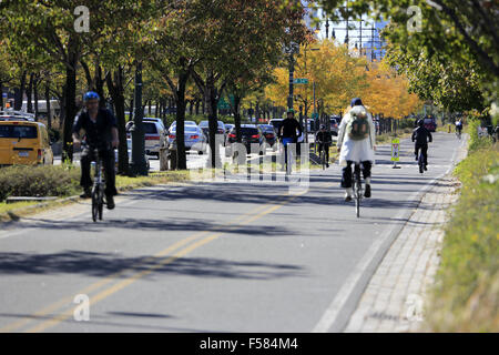 Reiter auf dem Radweg der 12th Avenue in West Side von Manhattan entlang Hudson River. New York City, USA Stockfoto