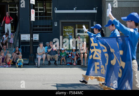 Tian Guo Marching Band erweiterte in Penticton Peach Festival Grand Parade am 8. August 2015 "Falun Dafa ist gut." Stockfoto