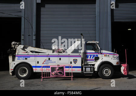 Schweren NYPD Polizei Abschleppen LKW-Parkplätze im Schlepptau Verletzung Service Pier 76 Schlepptau Pfund. an der Westseite von Manhattan New York City. USA Stockfoto