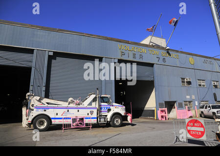 Schweren NYPD Polizei Abschleppen LKW-Parkplätze im Schlepptau Verletzung Service Pier 76 Schlepptau Pfund. an der Westseite von Manhattan New York City. USA Stockfoto