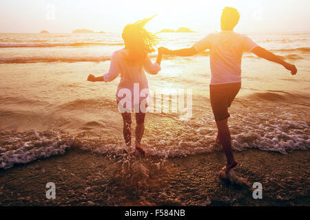 glückliches Paar am Strand, Sommerurlaub oder Flitterwochen Stockfoto