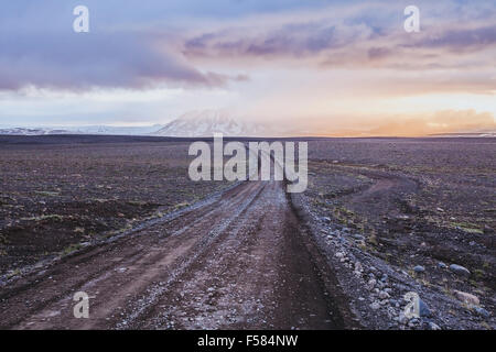 schöner Feldweg in der vulkanischen Wüste Abenteuer beginnt Stockfoto