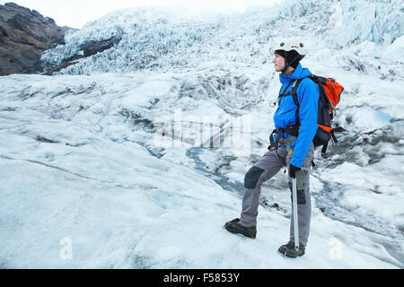 Bergsteiger Kletterer in Steigeisen und Ausrüstung auf dem Gletscher Stockfoto