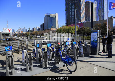 Fahrer eine Citibike in einer Citibike Station in West Side von New York City zu mieten. USA Stockfoto