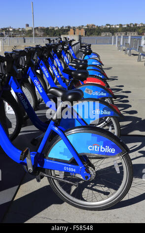 Blaue Farbe Citibikes in ein Citibik Austausch-Station in der West Side von New York City stationiert. USA Stockfoto