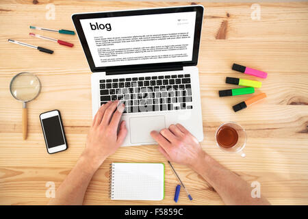 Blog, Draufsicht der Hände und Tastatur Stockfoto