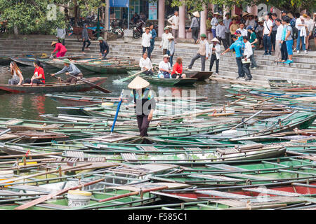 Tam Coc Bereich der Ngo Dong Fluss wo Touristen an Bord Boote für Kreuzfahrt, die drei Höhlen sehen warten. Vietnam Stockfoto