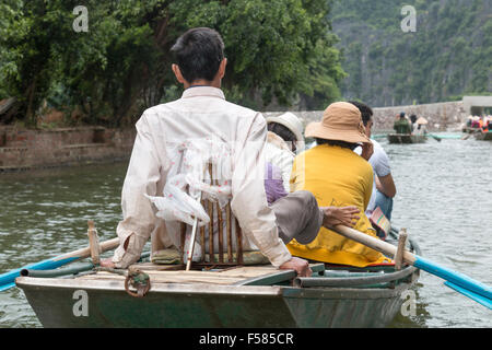 TAM Coc Gebiet des NGO Dong Flusses, wo Touristen mit dem Boot reisen, um Höhlen und Inseln zu sehen, die oft halong-Bucht an Land, Vietnam, Asien genannt werden Stockfoto