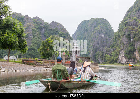 TAM Coc Gebiet des NGO Dong Flusses, wo Touristen mit dem Boot reisen, um Höhlen und Inseln zu sehen, die oft Halong-Bucht an Land, Vietnam, Asien genannt werden Stockfoto