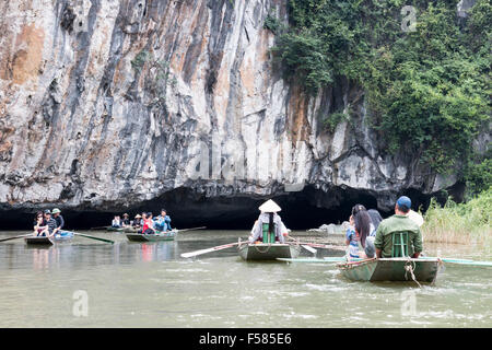 Tam Coc Bereich der Ngo Dong Fluss wo Touristen mit dem Boot Reisen zu Höhlen und Inseln sehen oft genannt Halong Bucht an Land, Vietnam Stockfoto