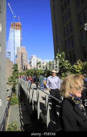 Besucher im High Line Park konstruiert ein Stadtpark auf ehemaligen erhöhte Eisenbahn auf West Side von Manhattan, New York City, USA Stockfoto