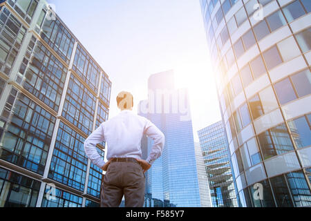 Karriere-Konzept, betriebswirtschaftlichen Hintergrund, Mann, Blick auf Bürogebäude Stockfoto