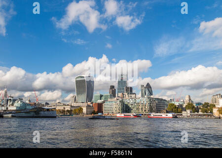 Berühmte moderne Wolkenkratzer die Skyline der City of London, Walkie Talkie, Cheesegrater und Gurke mit touristischen Kreuzfahrt Boote Stockfoto