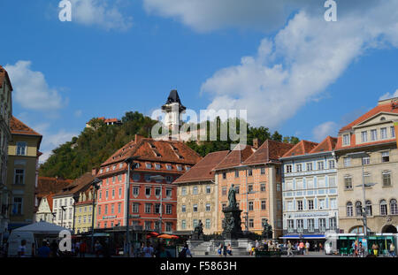 Der schöne historische Hauptplatz mit dem Schlossberg und dem ikonischen Uhrturm, Graz AT Stockfoto