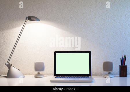 Laptop mit leeren Bildschirm in modernen Interieur Stockfoto