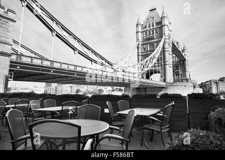 schöne schwarze und weiße Blick auf London mit Café auf der Terrasse in der Nähe von Tower Bridge Stockfoto