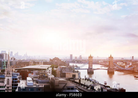 Panoramablick auf London, Sonnenaufgang über die Tower Bridge Stockfoto