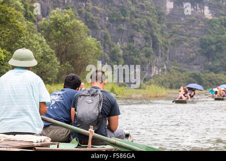 Tam Coc Bereich der Ngo Dong Fluss wo Touristen mit dem Boot Reisen zu Höhlen und Inseln sehen oft genannt Halong Bucht an Land, Vietnam Stockfoto