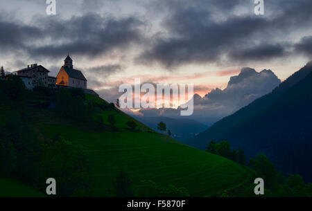 Sonnenaufgang in der Kirche von Colle Santa Lucia in den Dolomiten, Italien Stockfoto