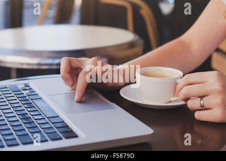 Abrufen von e-Mails im Café mit Kaffee Stockfoto