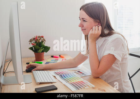 Designer arbeiten mit Farben Stockfoto