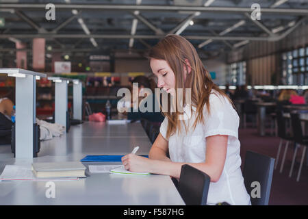 Studentin in der Bibliothek arbeiten Stockfoto