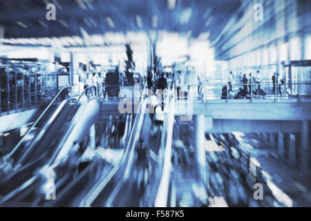 verschwommene Menschen im Flughafen terminal, blaue abstrakte Hintergrund Stockfoto