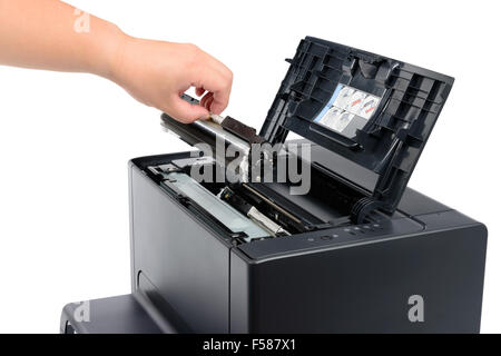 ersetzen Sie in einem Laserdrucker, isoliert auf Weiss schwarze Tonerkassette Stockfoto