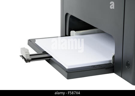 Papierfach an der Basis der Laser-Drucker mit A4-Büropapier, isoliert auf weiss Stockfoto