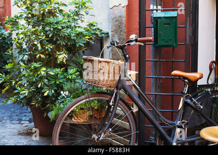 Fahrrad zur gemütlichen Straße in Europa Stockfoto