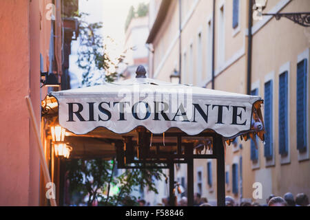 Italienisches Restaurant, Schild an der Straße in Rom, Italien Stockfoto