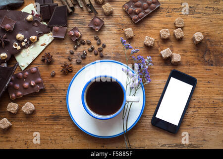 Smartphone, süße Speisen und Kaffee Stockfoto