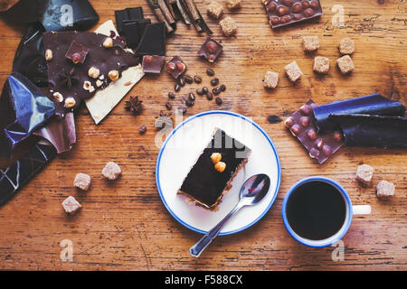 Schokoladen-Kuchen und Kaffee auf dem Tisch, süßes dessert Stockfoto