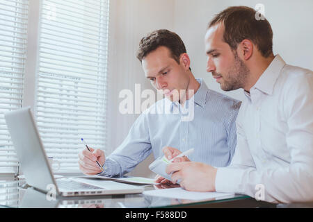 Geschäftsleute, die Arbeiten am Projekt in moderne Büroeinrichtung Stockfoto