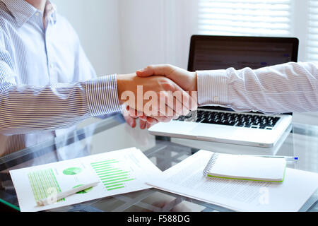 Business-Meeting, Handshake hautnah in Office-Hintergrund Stockfoto