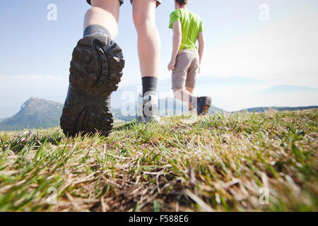 Wanderer, Wandern in den Bergen, Nahaufnahme des Fußes, niedrigen Winkel Stockfoto