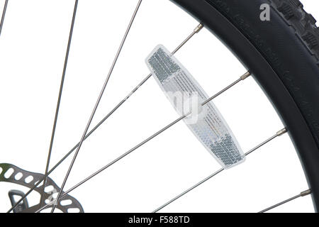 Kinder auf dem Fahrrad in einem Winterabend. Das Licht wird von Reflektoren  der Kleidung reflektiert. Sicheres Radfahren in der dunklen Zeit  Stockfotografie - Alamy