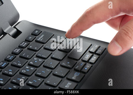 Nahaufnahme der Laptop-Tastatur mit Zeigefinger drücken enter-Taste, isoliert auf weiss Stockfoto
