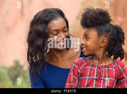 Glückliche Mutter und Kind Zeit miteinander zu verbringen Stockfoto