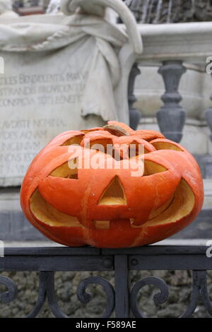 Neapel, Italien. 29. Oktober 2015. Ein Mann hält seine geschnitzten Kürbis in Neapel. Viele der italienischen Städte, die immer bereit für die Halloween. Halloween ist eine jährliche Feier, die in einer Reihe von Ländern am 31. Oktober, dem Vorabend des westlichen christlichen Festes von All Hallows Tag beobachtet. Bildnachweis: Salvatore Esposito/Pacific Press/Alamy Live-Nachrichten Stockfoto