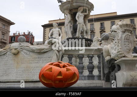 Neapel, Italien. 29. Oktober 2015. Ein Mann hält seine geschnitzten Kürbis in Neapel. Viele der italienischen Städte, die immer bereit für die Halloween. Halloween ist eine jährliche Feier, die in einer Reihe von Ländern am 31. Oktober, dem Vorabend des westlichen christlichen Festes von All Hallows Tag beobachtet. Bildnachweis: Salvatore Esposito/Pacific Press/Alamy Live-Nachrichten Stockfoto