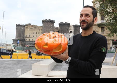 Neapel, Italien. 29. Oktober 2015. Ein Mann hält seine geschnitzten Kürbis in Neapel. Viele der italienischen Städte, die immer bereit für die Halloween. Halloween ist eine jährliche Feier, die in einer Reihe von Ländern am 31. Oktober, dem Vorabend des westlichen christlichen Festes von All Hallows Tag beobachtet. Bildnachweis: Salvatore Esposito/Pacific Press/Alamy Live-Nachrichten Stockfoto