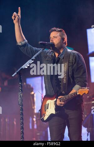 Chicago, Illinois, USA. 28. Oktober 2015. Country-Sänger RANDY HOUSER tritt auf "Kick The Dust Up" Tour 2015 im United Center in Chicago, Illinois © Daniel DeSlover/ZUMA Draht/Alamy Live News Stockfoto