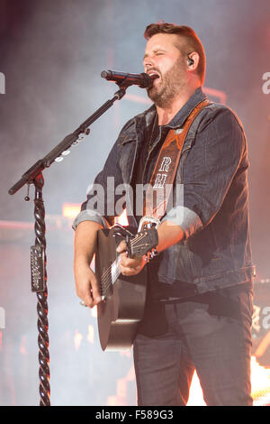 Chicago, Illinois, USA. 28. Oktober 2015. Country-Sänger RANDY HOUSER tritt auf "Kick The Dust Up" Tour 2015 im United Center in Chicago, Illinois © Daniel DeSlover/ZUMA Draht/Alamy Live News Stockfoto