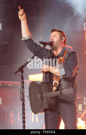 Chicago, Illinois, USA. 28. Oktober 2015. Country-Sänger RANDY HOUSER tritt auf "Kick The Dust Up" Tour 2015 im United Center in Chicago, Illinois © Daniel DeSlover/ZUMA Draht/Alamy Live News Stockfoto