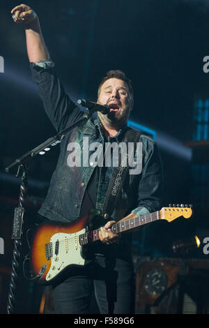 Chicago, Illinois, USA. 28. Oktober 2015. Country-Sänger RANDY HOUSER tritt auf "Kick The Dust Up" Tour 2015 im United Center in Chicago, Illinois © Daniel DeSlover/ZUMA Draht/Alamy Live News Stockfoto